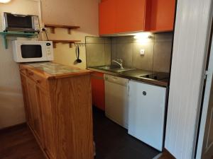 Appartement Orcières Merlette, 1 pièce, 6 personnes - FR-1-262-104にあるキッチンまたは簡易キッチン