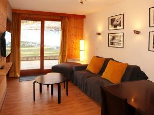 a living room with a couch and a table at Appartement Les Orres, 2 pièces, 4 personnes - FR-1-322-74 in Les Orres