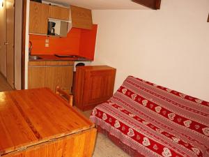 a living room with a couch and a kitchen at Appartement Les Orres, 1 pièce, 6 personnes - FR-1-322-226 in Les Orres