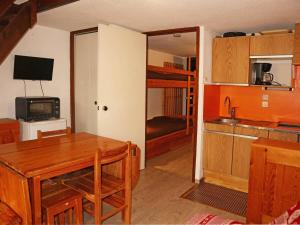 a kitchen with a dining table and a bunk bed at Appartement Les Orres, 1 pièce, 6 personnes - FR-1-322-226 in Les Orres