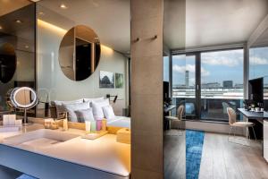 柏林的住宿－SANA柏林酒店，酒店客房,配有床和镜子