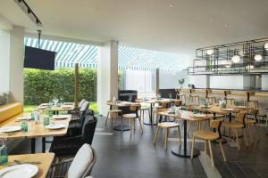 Posezení v ubytování JonoX Phuket Karon Hotel