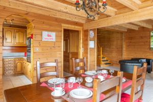 ein Esszimmer mit einem Tisch in einer Hütte in der Unterkunft Chalet Café-Chocolat 