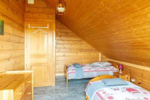 a room with two beds in a wooden cabin at Chalet Café-Chocolat 