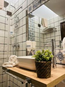 a bathroom with a large tub on a wooden counter at Hotel QB Almagro Centro in Almagro