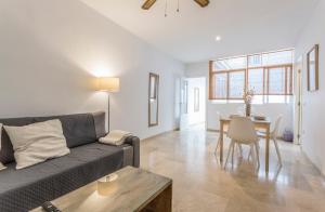 a living room with a couch and a table at Azvalia - Larga 112 in El Puerto de Santa María