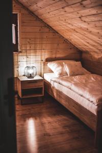 ein Schlafzimmer mit einem Bett und einem Tisch im Dachgeschoss in der Unterkunft Dychnij Se in Szczyrk