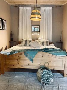 Una cama o camas en una habitación de Villa Sol Bed & Breakfast