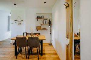 een keuken en eetkamer met een tafel en stoelen bij Kellerstöckl Huber in Eisenberg in Eisenberg an der Pinka