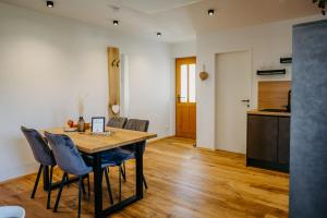 A kitchen or kitchenette at Kellerstöckl Huber in Eisenberg Még 32 kép