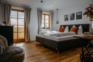 Un dormitorio con una cama grande y una ventana en Kellerstöckl Huber in Eisenberg, en Eisenberg an der Pinka