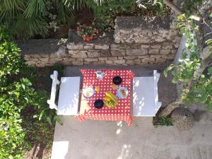 una vista aérea de una mesa de picnic con comida. en Apartments Paolo, en Maranovići