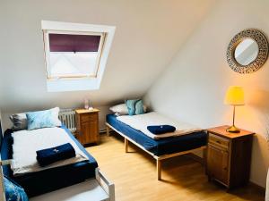 Habitación pequeña con 2 camas y espejo. en Ferienwohnung Luna -3 Schlafzimmer, Waschmaschine, Küche, WLAN, ca 15 Min bis zum Europa Park,, en Malterdingen