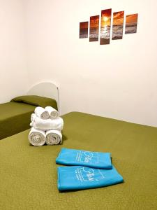 - une chambre avec un lit et des serviettes dans l'établissement Florí, à Reitani