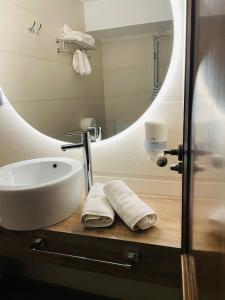 a bathroom with a sink and a mirror at Hotel QB Almagro Centro in Almagro