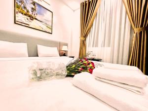Postel nebo postele na pokoji v ubytování Dương Đông Hotel