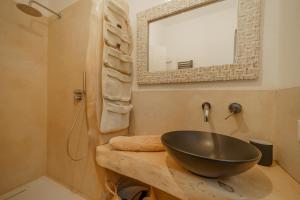 ein Badezimmer mit einem Waschbecken und einem Spiegel in der Unterkunft Villa Elicriso Charme e Nature-Goelba in Portoferraio