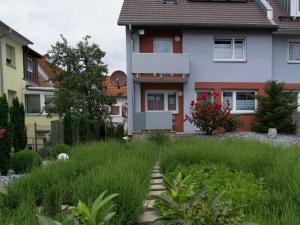 una casa con un patio con hierba alta en Hotel Neckartal en Köngen