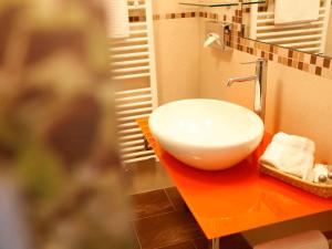 ein Badezimmer mit einem weißen Waschbecken auf der Theke in der Unterkunft Hotel Neckartal in Köngen
