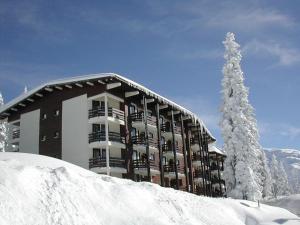 ラ・ロジエールにあるStudio Montvalezan-La Rosière, 1 pièce, 4 personnes - FR-1-398-597の雪の大きな木の建物