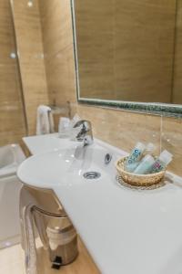A bathroom at Apartamentos & casas rurales Santo Domingo de Silos