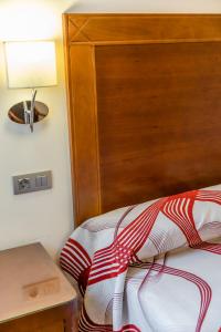A bed or beds in a room at Apartamentos & casas rurales Santo Domingo de Silos