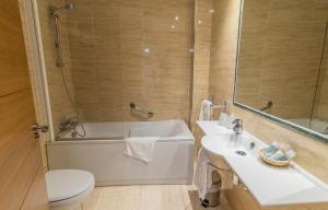 A bathroom at Apartamentos & casas rurales Santo Domingo de Silos