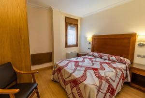 A bed or beds in a room at Apartamentos & casas rurales Santo Domingo de Silos