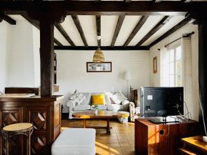 salon z kanapą i telewizorem w obiekcie Maison T4 à Cambo-les-Bains: 5 couchages, jardin arboré, balcon, cheminée, animaux acceptés, Wi-Fi fibre - FR-1-495-114 w mieście Cambo-les-Bains