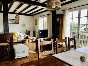Telewizja i/lub zestaw kina domowego w obiekcie Maison T4 à Cambo-les-Bains: 5 couchages, jardin arboré, balcon, cheminée, animaux acceptés, Wi-Fi fibre - FR-1-495-114