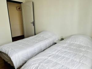 Łóżko lub łóżka w pokoju w obiekcie Maison T4 à Cambo-les-Bains: 5 couchages, jardin arboré, balcon, cheminée, animaux acceptés, Wi-Fi fibre - FR-1-495-114