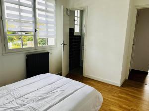 Łóżko lub łóżka w pokoju w obiekcie Maison T4 à Cambo-les-Bains: 5 couchages, jardin arboré, balcon, cheminée, animaux acceptés, Wi-Fi fibre - FR-1-495-114