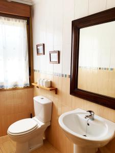 y baño con aseo y lavamanos. en Casa Román III, en Gijón