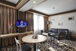 En tv och/eller ett underhållningssystem på Manufactura Design-Hotel