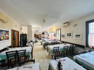 Reštaurácia alebo iné gastronomické zariadenie v ubytovaní Al Cacciatore