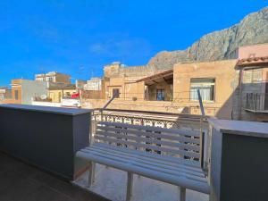 una panchina su un balcone con vista sulla città di da Mumminedda a Cinisi