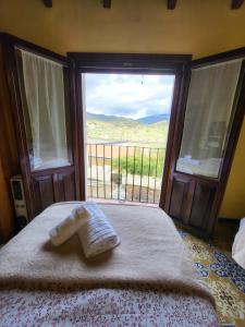 1 dormitorio con cama y ventana con vistas en Casa Rural La Severina en Hervás