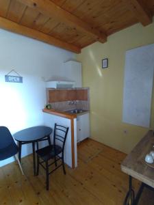 een keuken met een tafel en stoelen en een wastafel bij Apartments Elena & Damir in Vis