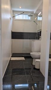 拉加恩–科隆的住宿－Cosy studio proche de la Défense Arena，一间带卫生间和水槽的浴室