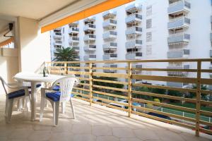 balcón con mesa y sillas y apartamentos en UHC Novelty Apartments, en Salou