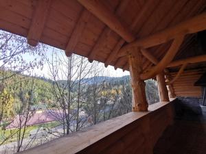 - une vue depuis la terrasse couverte d'une cabane en rondins dans l'établissement Agroturystyka Pod Jodłami, à Żabnica