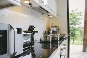uma cozinha com um balcão com panelas e frigideiras em Yorkshire Dales Lodge 7 Premium Ensuite em Richmond