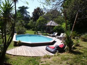 una piscina in un cortile con terrazza in legno di maison florentine a La Gaude