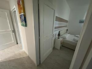 Postel nebo postele na pokoji v ubytování Porto Cesareo Hotel