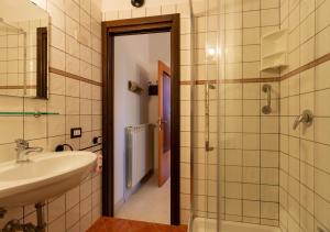 uma casa de banho com um lavatório e um chuveiro em B&B Mesa Gaia - Irpinia em Teora