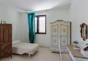 1 dormitorio con 1 cama y vestidor en B&B Mesa Gaia - Irpinia, en Teora