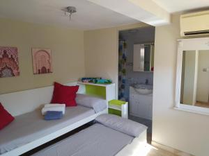 Posedenie v ubytovaní Nuza, Villa con Piscina y Barbacoa