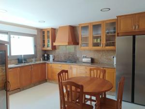 Kuchyňa alebo kuchynka v ubytovaní Nuza, Villa con Piscina y Barbacoa