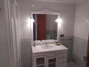 Kúpeľňa v ubytovaní Nuza, Villa con Piscina y Barbacoa