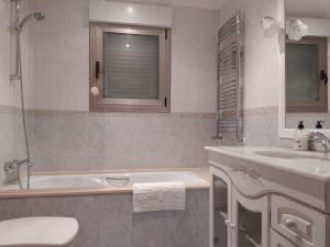 Kúpeľňa v ubytovaní Nuza, Villa con Piscina y Barbacoa